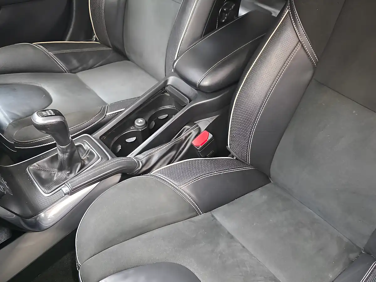 Used 2017 Volvo V40 R-Design Black - Interior and Exterior details 16