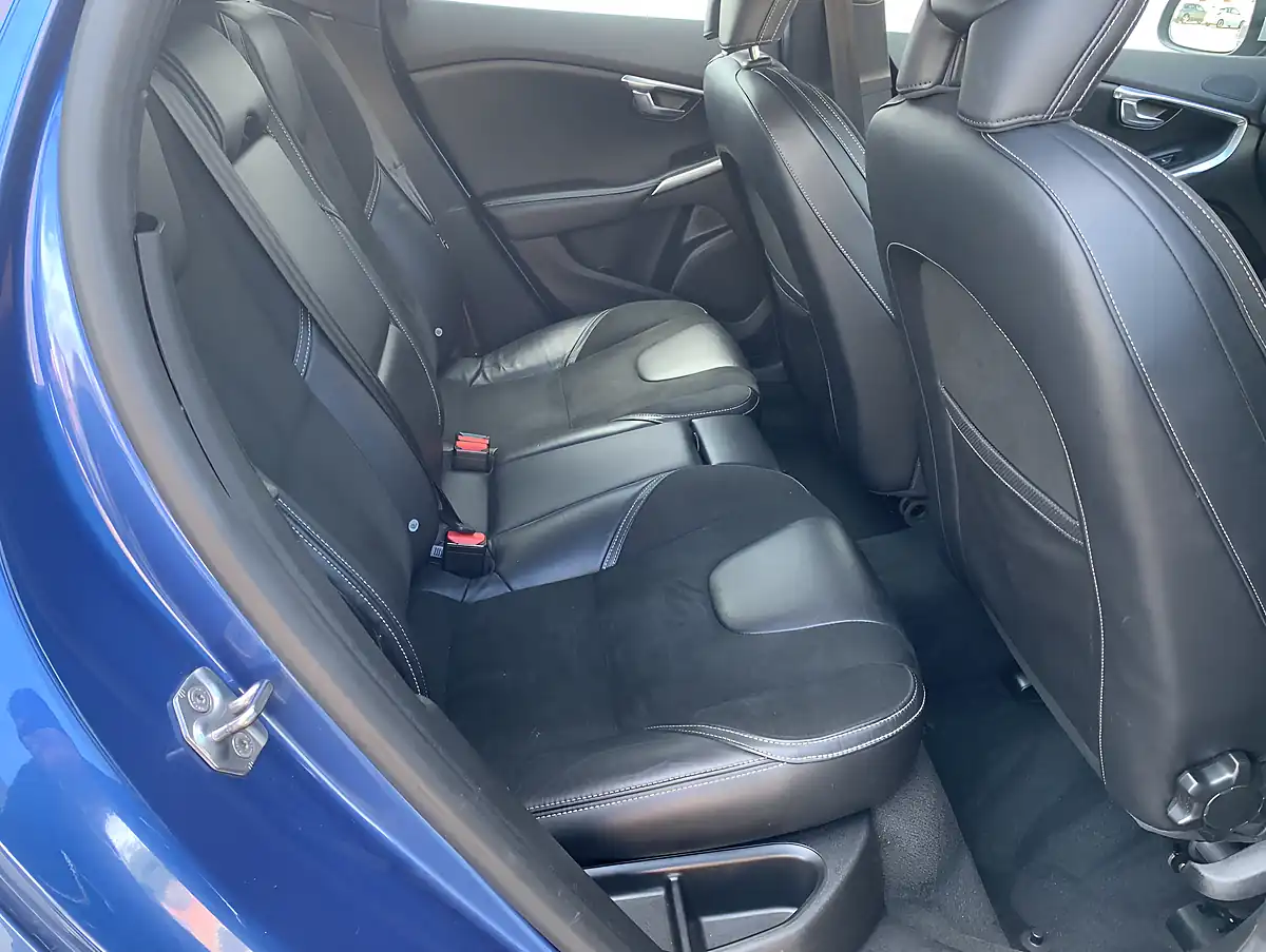Used 2017 Volvo V40 R-Design Nav Plus Blue - Interior and Exterior details 8