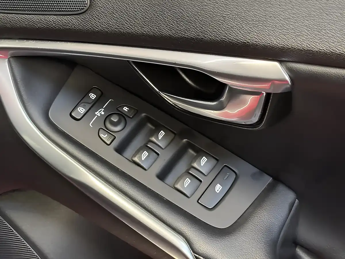 Used 2017 Volvo V40 R-Design Nav Plus Passion Red - Interior and Exterior details 20