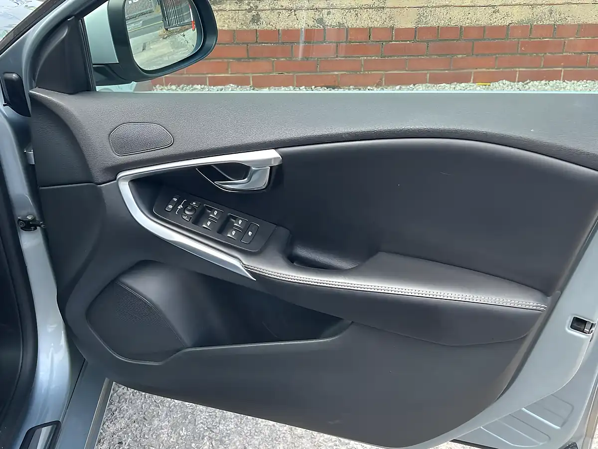 Used 2017 Volvo V40 R-Design Nav Plus Silver - Interior and Exterior details 14