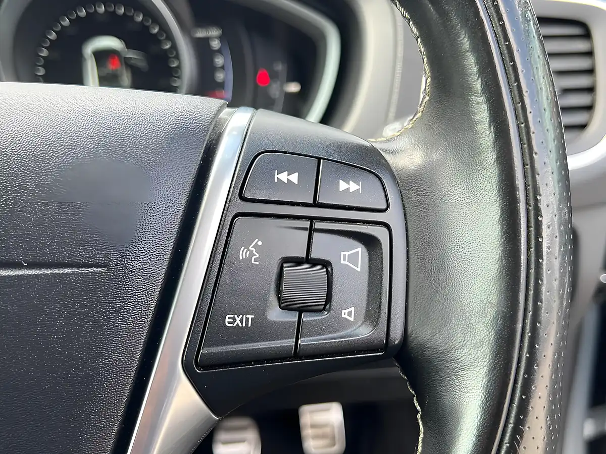 Used 2017 Volvo V40 R-Design Nav Plus Silver - Interior and Exterior details 20