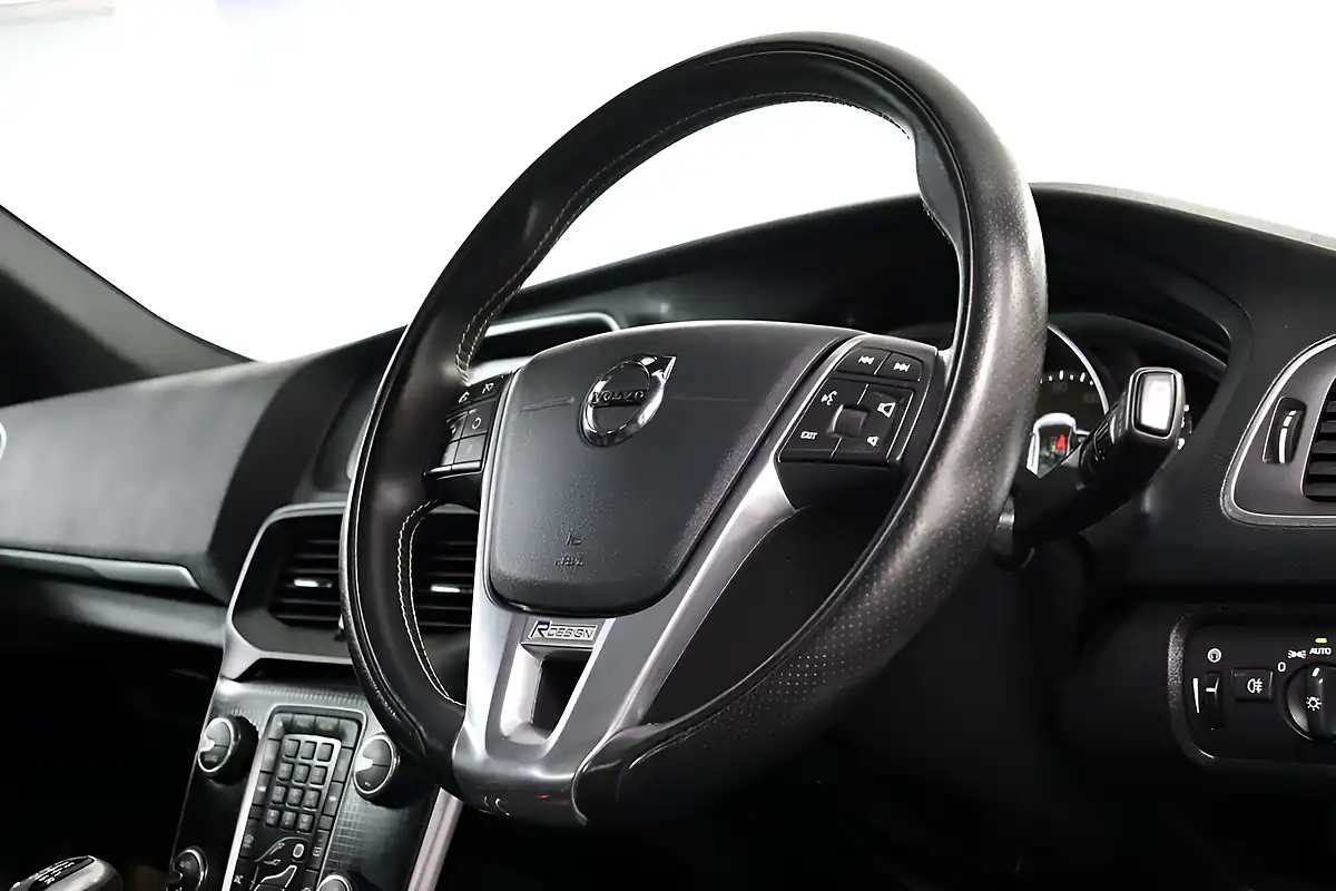 Used 2017 Volvo V40 R-Design Nav Plus White - Interior and Exterior details 11