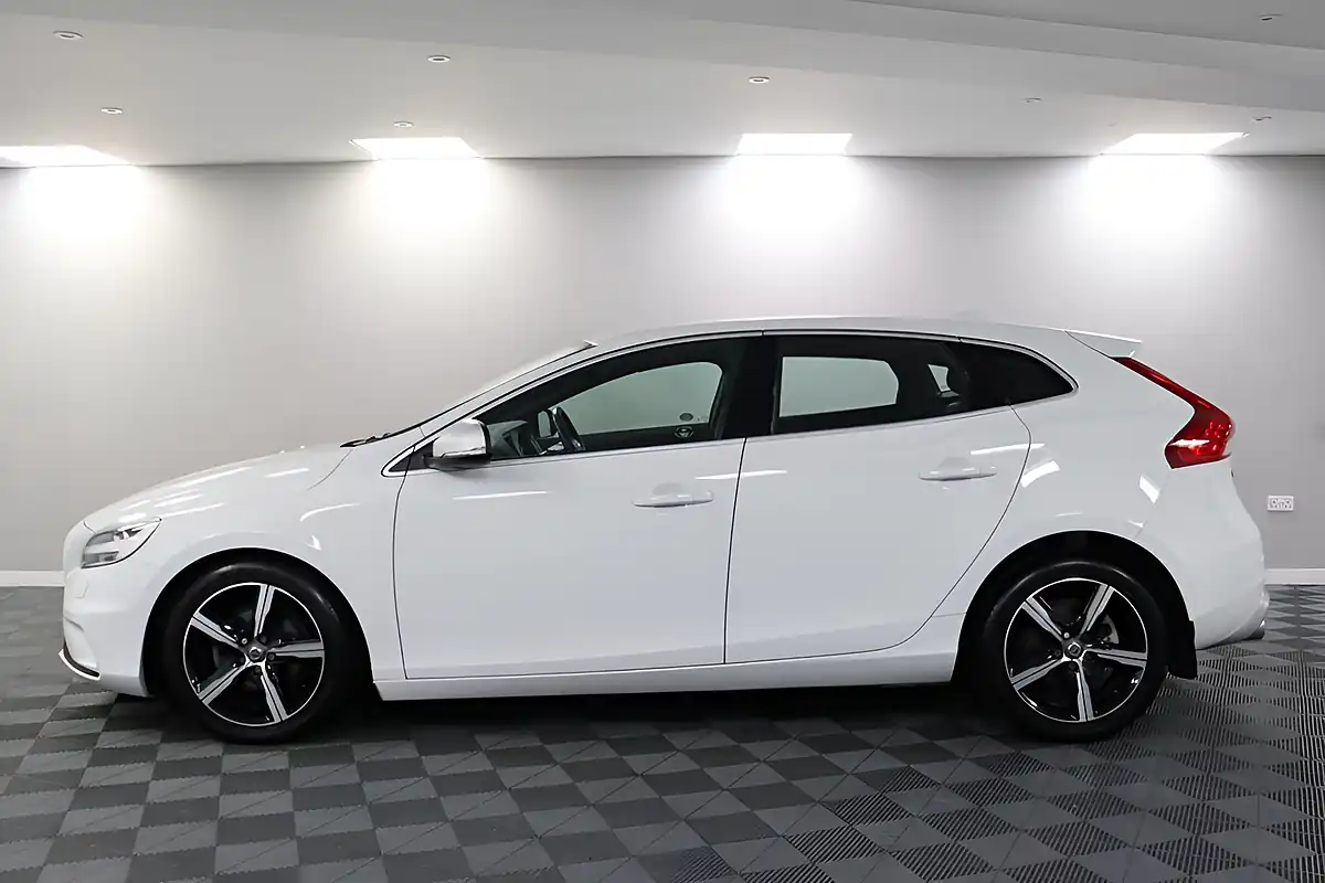 Used 2017 Volvo V40 R-Design Nav Plus White - Interior and Exterior details 17
