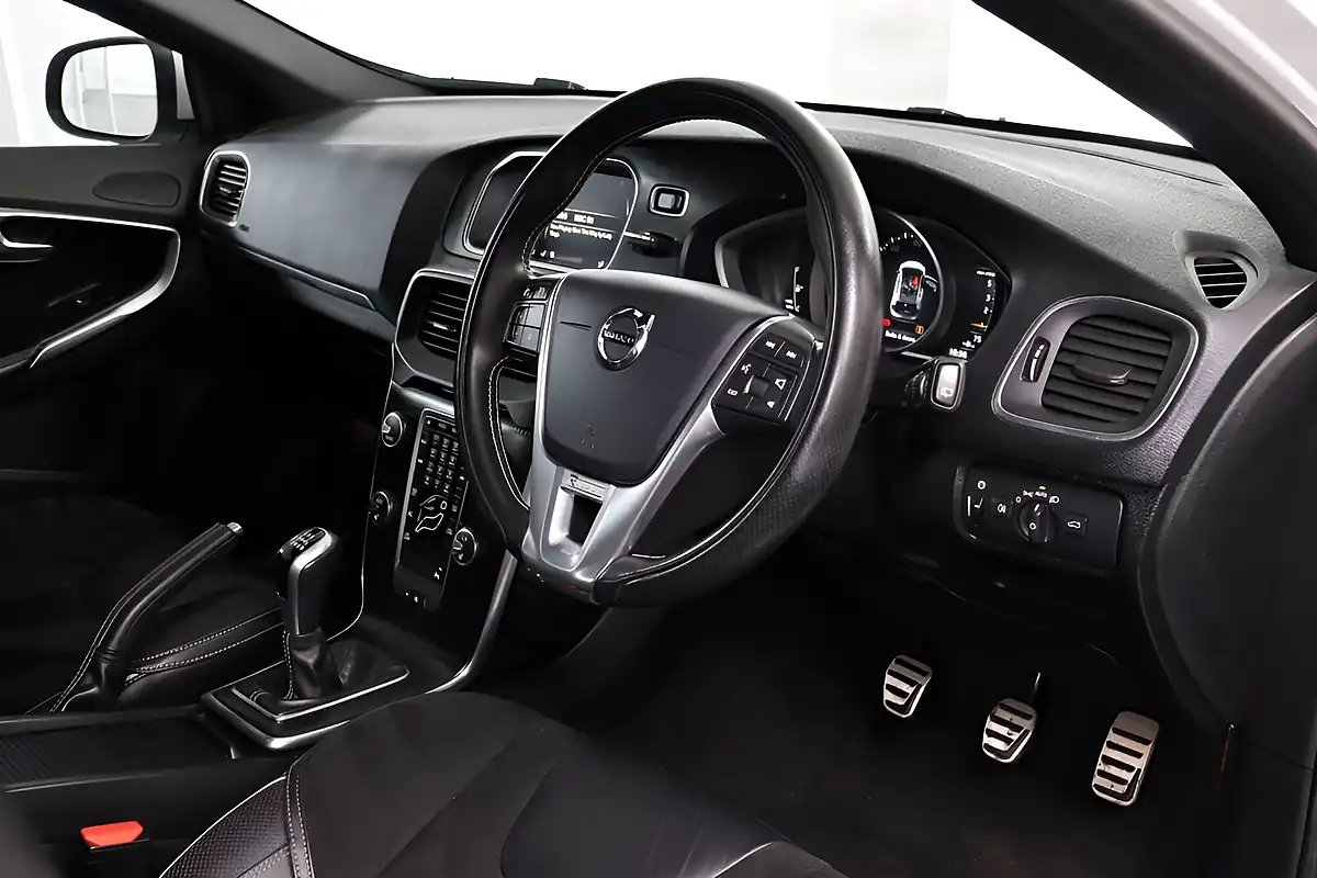 Used 2017 Volvo V40 R-Design Nav Plus White - Interior and Exterior details 4