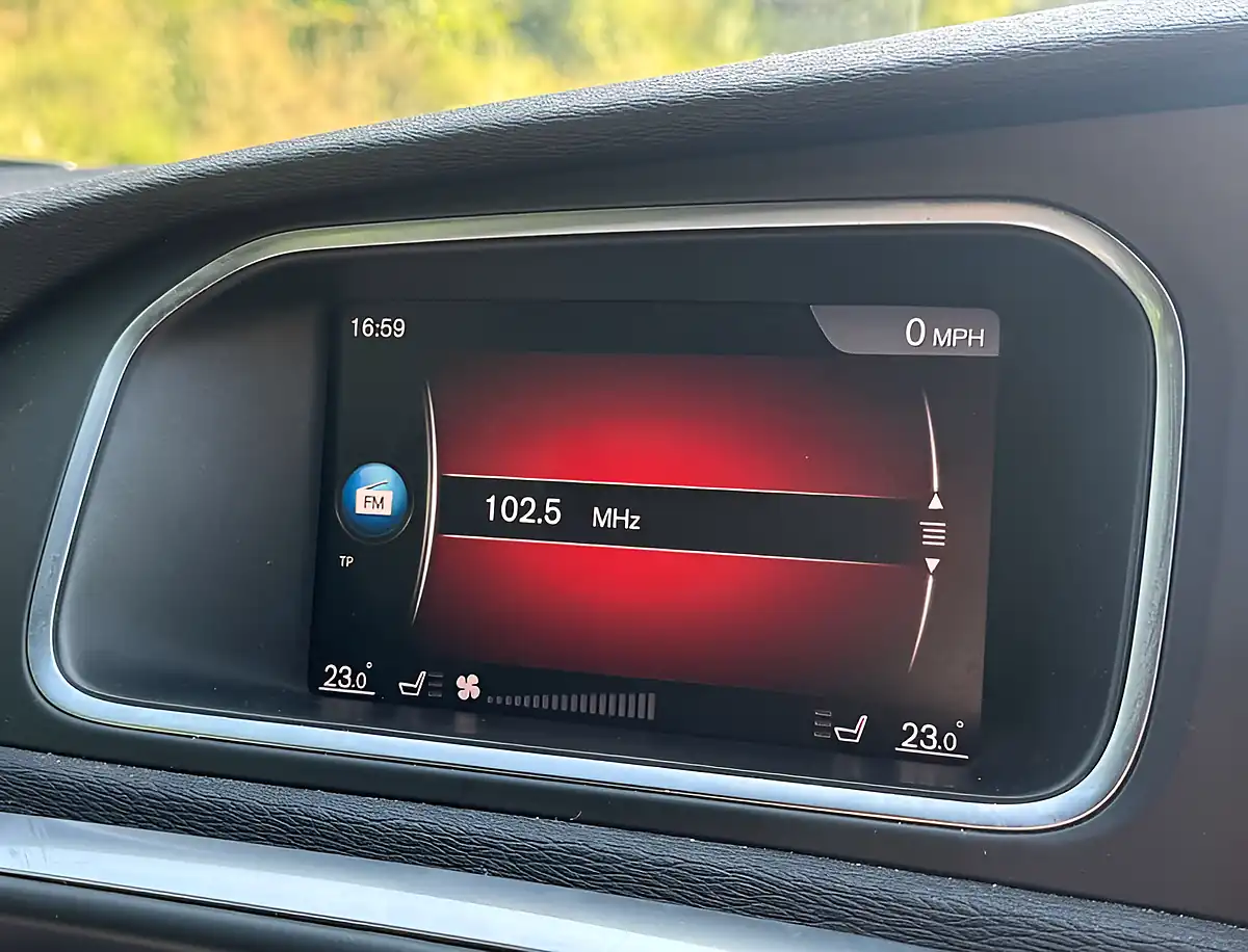 Used 2017 Volvo V40 R-Design Pro Bright Silver - Interior and Exterior details 16
