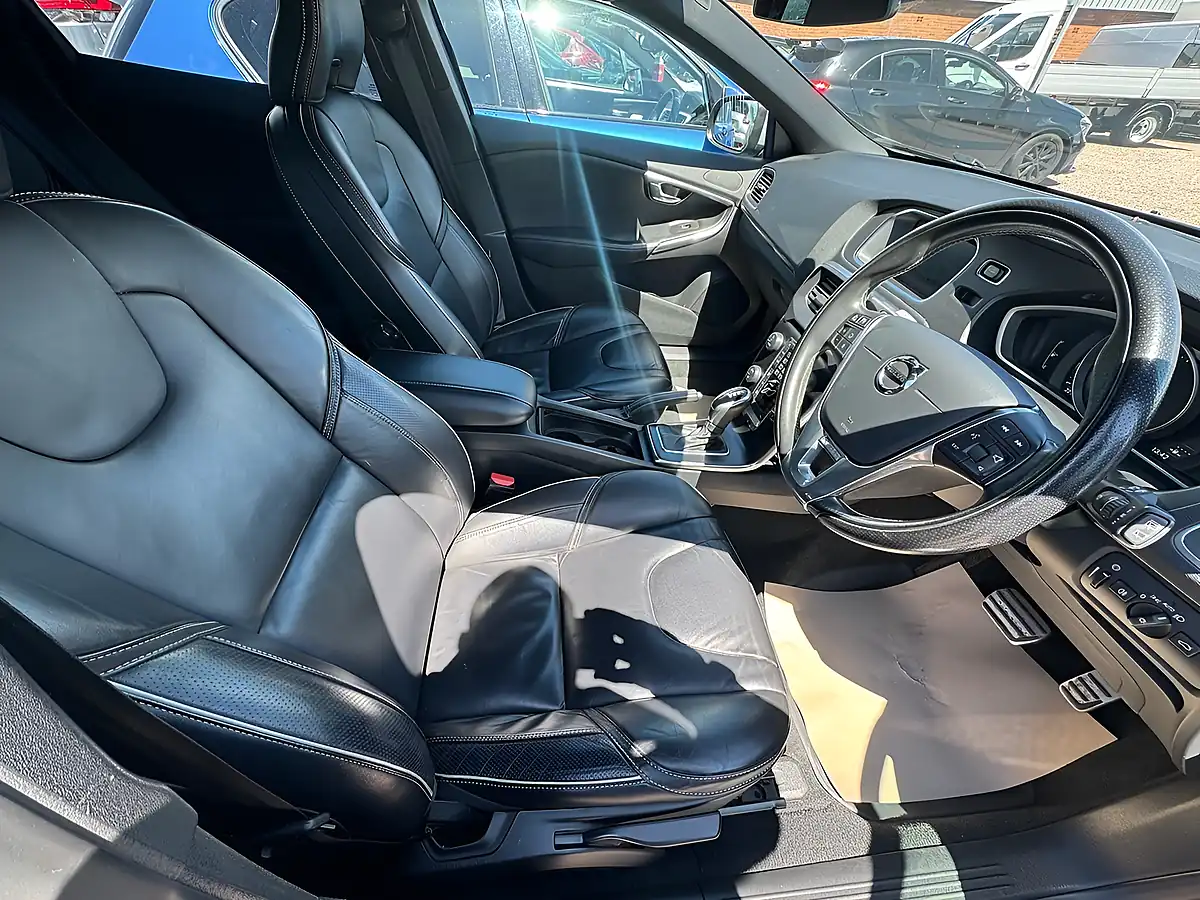 Used 2017 Volvo V40 R-Design Pro Bursting Blue - Interior and Exterior details 16