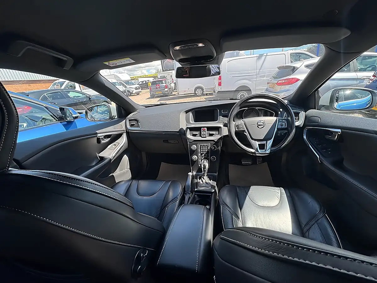Used 2017 Volvo V40 R-Design Pro Bursting Blue - Interior and Exterior details 17