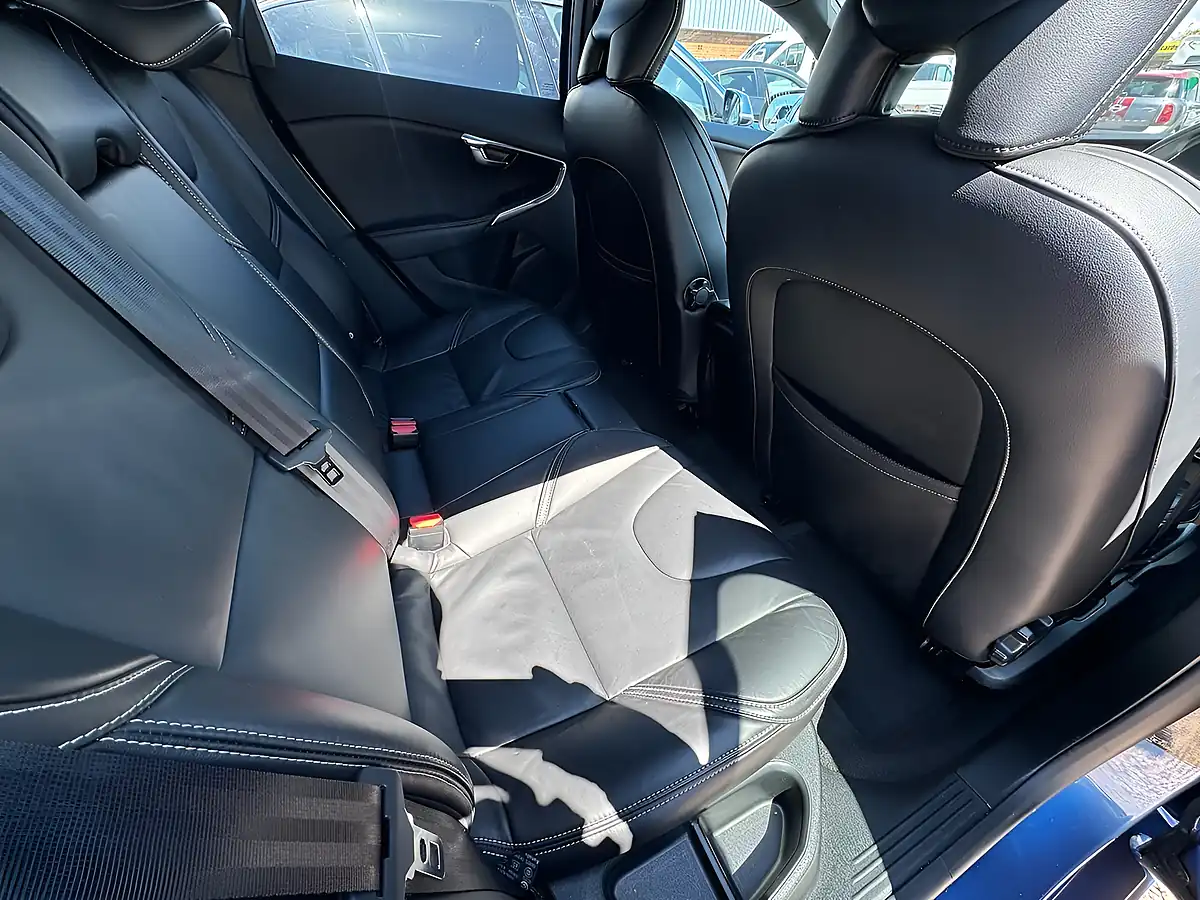 Used 2017 Volvo V40 R-Design Pro Bursting Blue - Interior and Exterior details 18