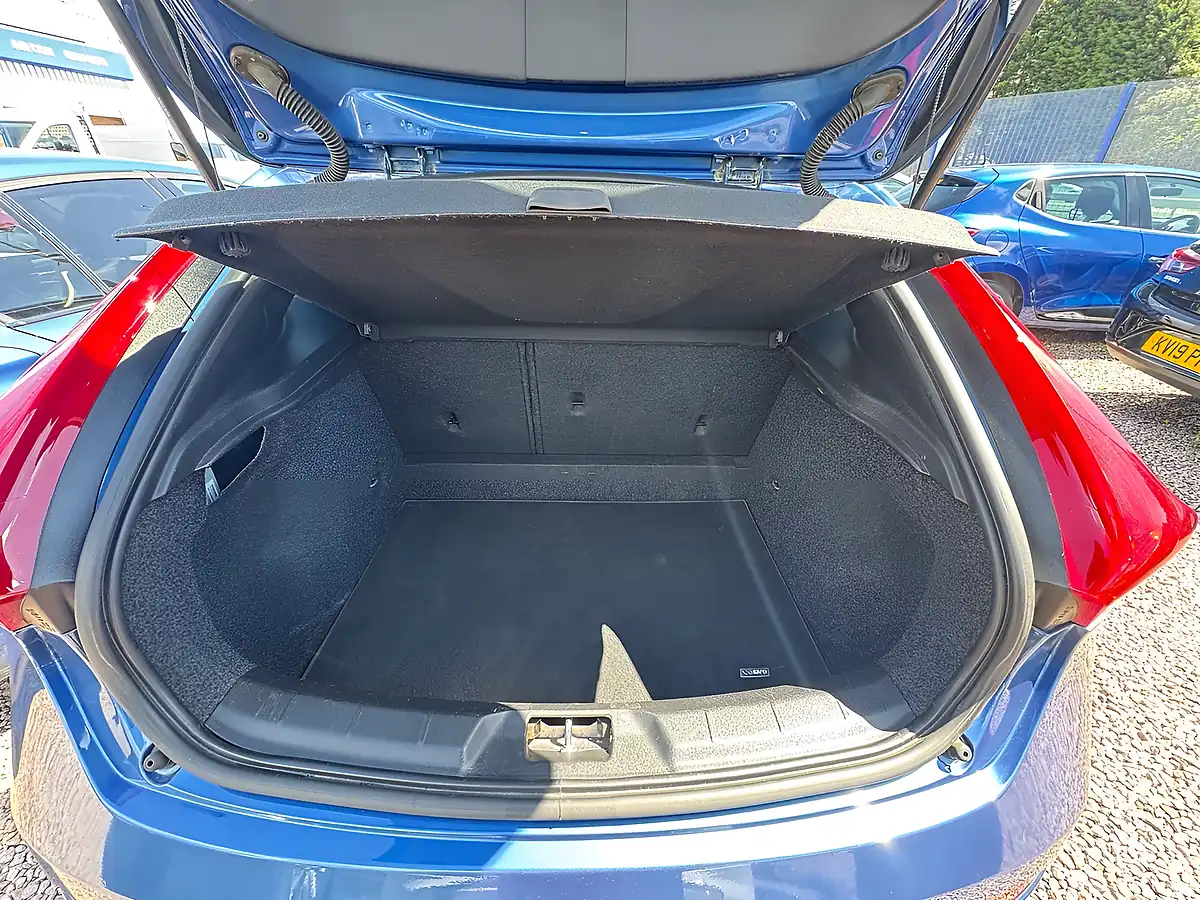Used 2017 Volvo V40 R-Design Pro Bursting Blue - Interior and Exterior details 19