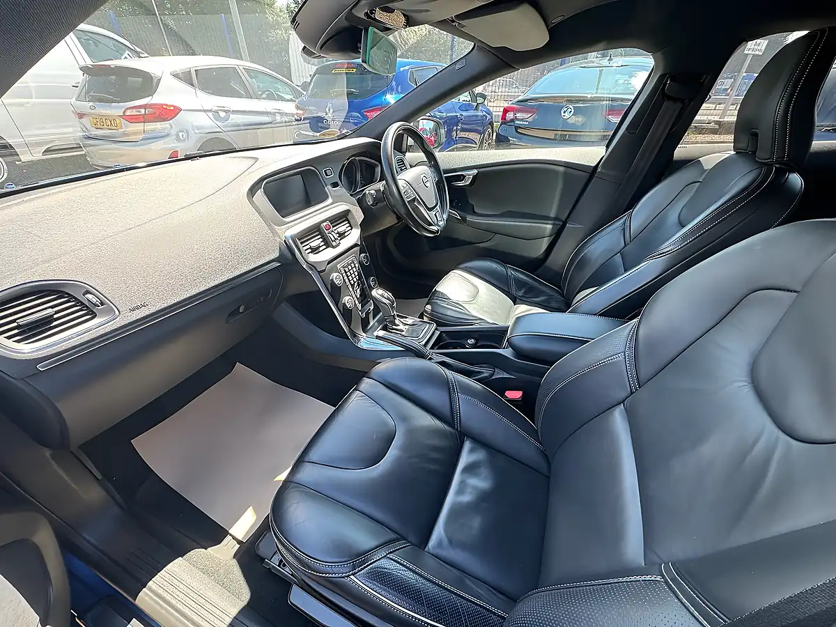 Used 2017 Volvo V40 R-Design Pro Bursting Blue - Interior and Exterior details 20