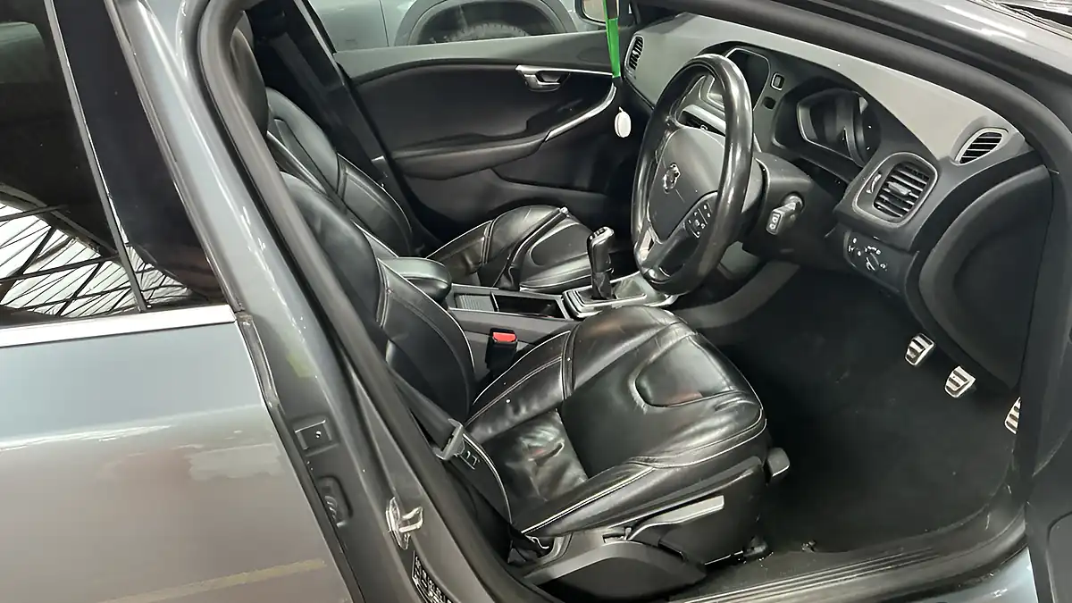 Used 2017 Volvo V40 R-Design Pro Grey - Interior and Exterior details 7