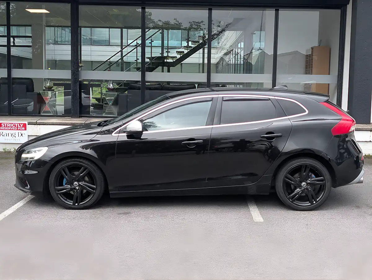 Used 2017 Volvo V40 R-Design Pro Onyx Black - Interior and Exterior details 6