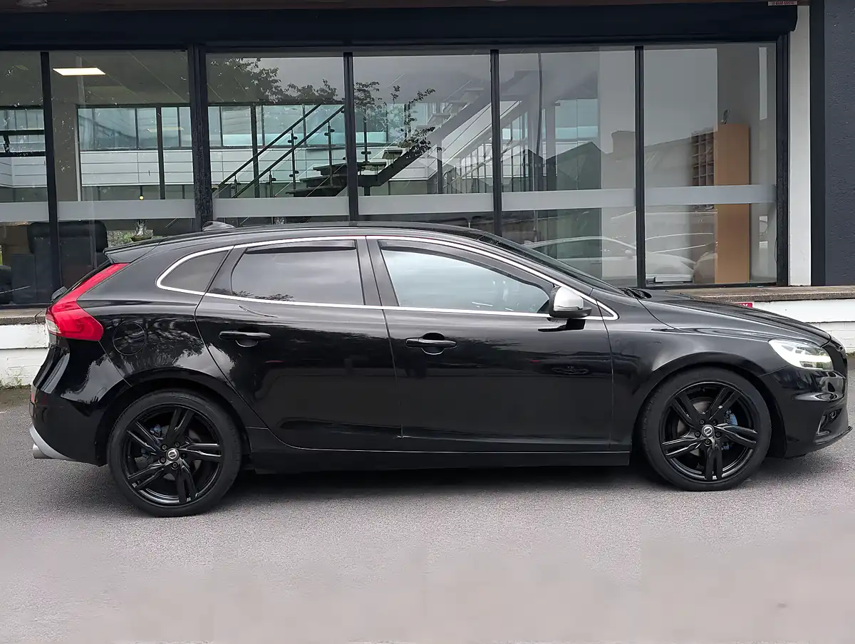 Used 2017 Volvo V40 R-Design Pro Onyx Black - Interior and Exterior details 9