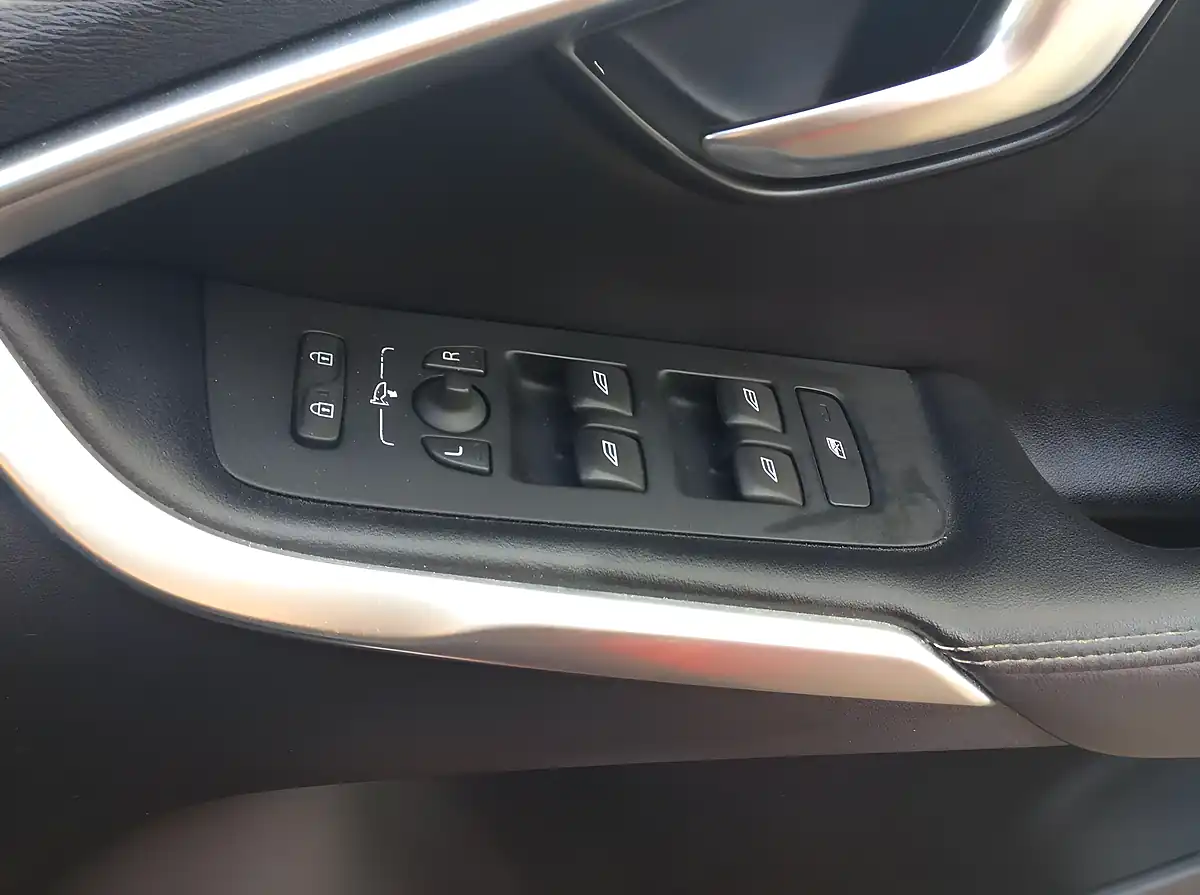 Used 2017 Volvo V40 R-Design Pro Red - Interior and Exterior details 14