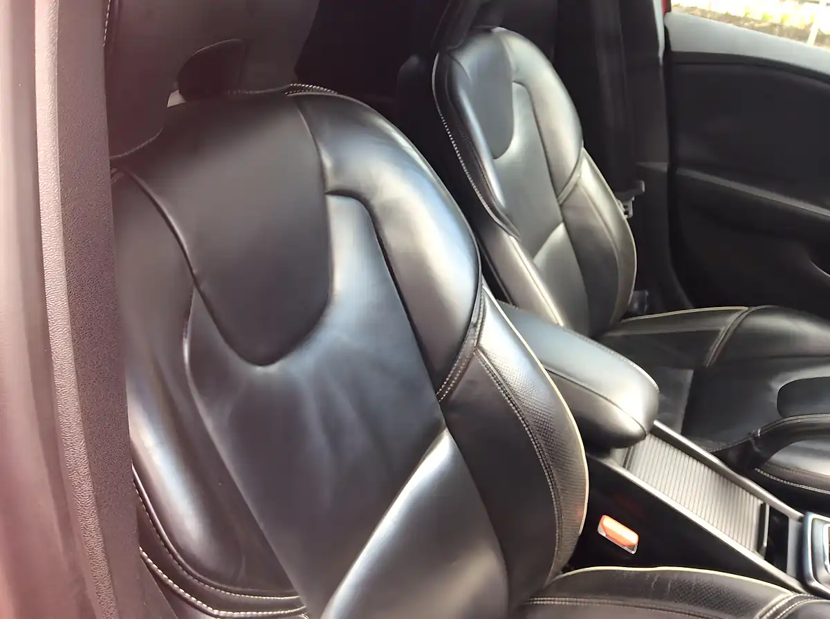Used 2017 Volvo V40 R-Design Pro Red - Interior and Exterior details 17