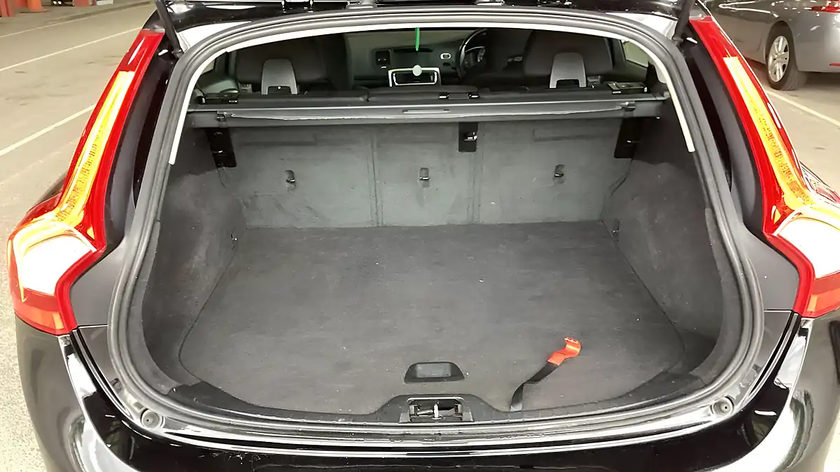 Used 2017 Volvo V60 Business Edition Lux Black - Interior and Exterior details 9