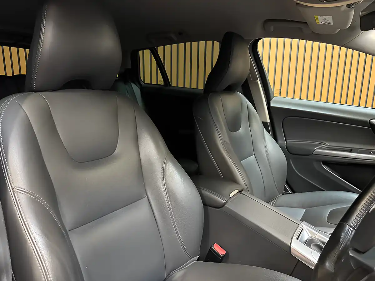 Used 2017 Volvo V60 Lux Nav Mussel Blue - Interior and Exterior details 19