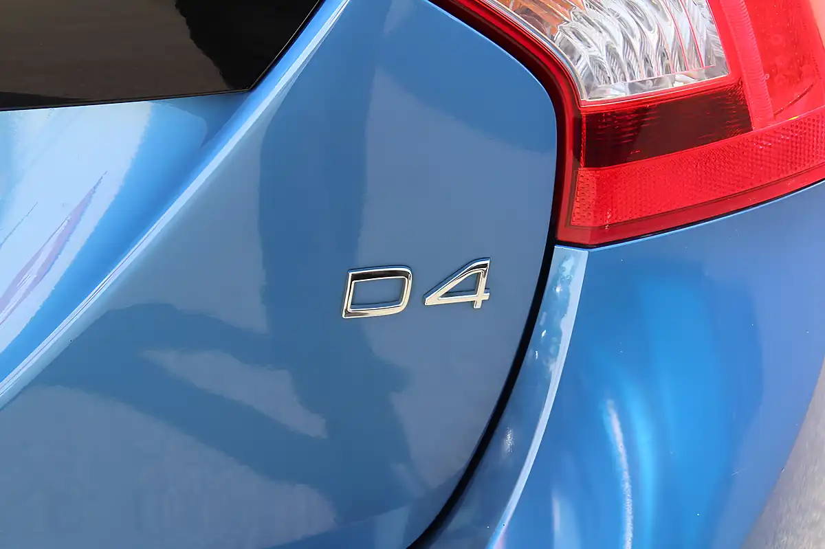 Used 2017 Volvo V60 R-Design Lux Nav Blue - Interior and Exterior details 9