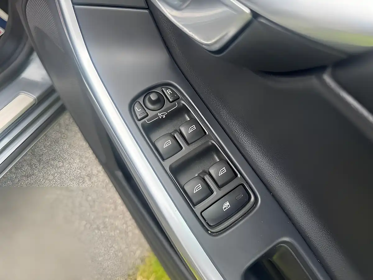 Used 2017 Volvo V60 R-Design Lux Nav Grey - Interior and Exterior details 16