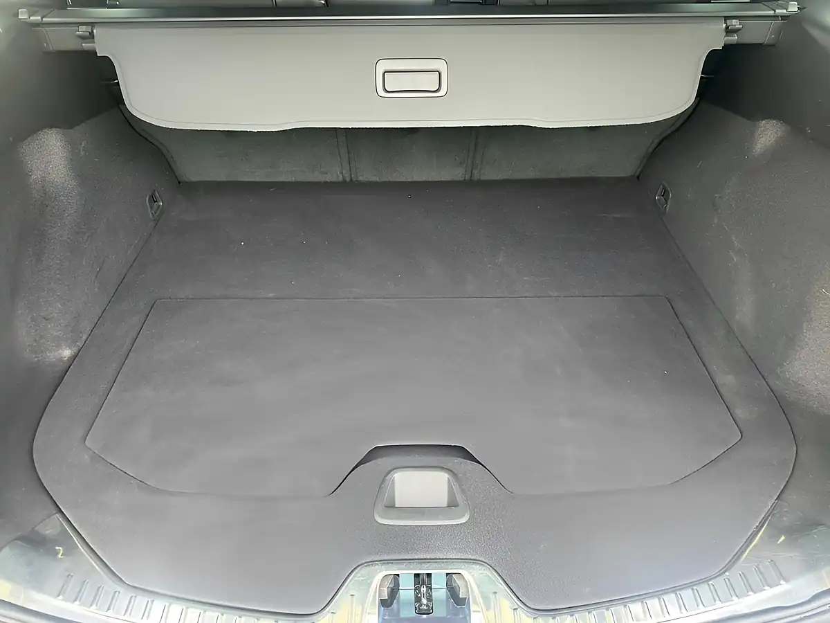 Used 2017 Volvo V60 R-Design Lux Nav Grey - Interior and Exterior details 19