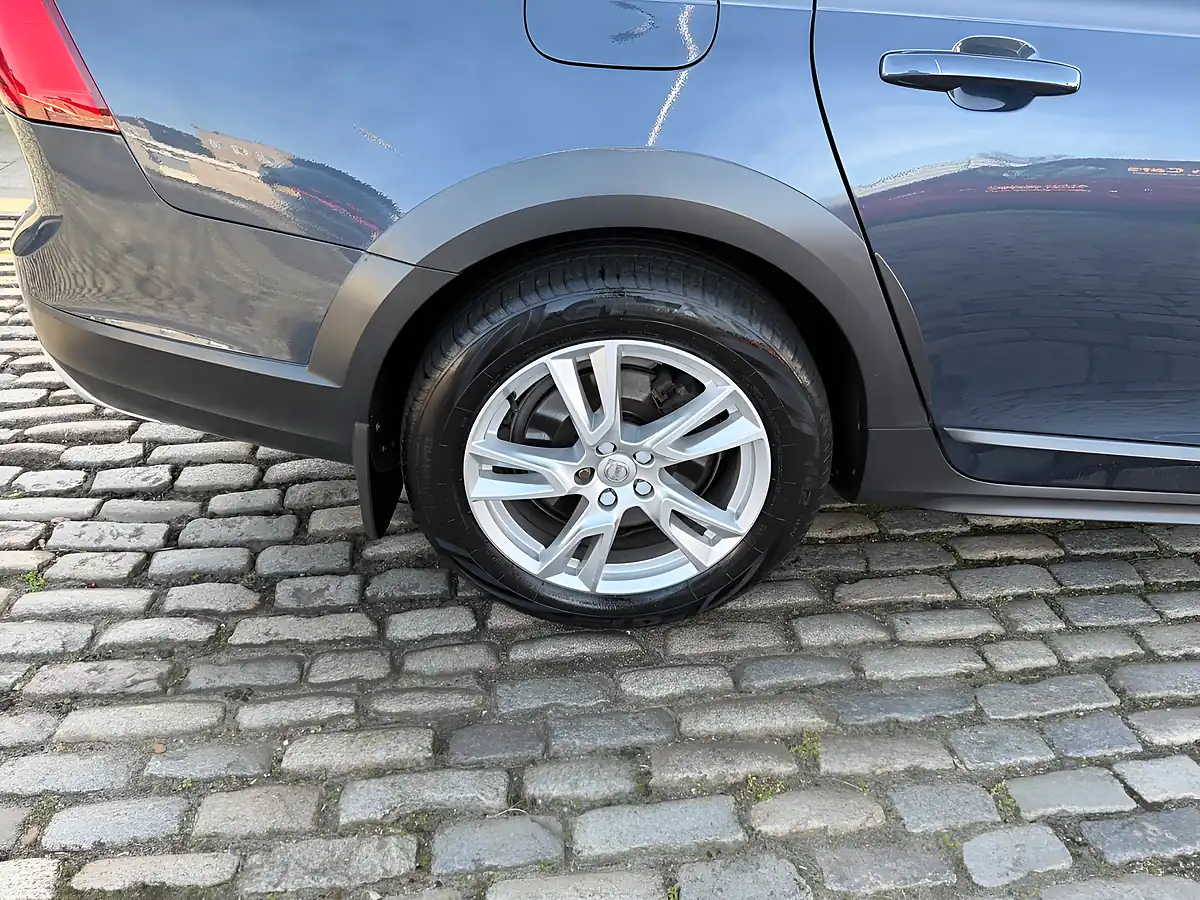 Used 2017 Volvo V90 Cross Country Powerpulse Pro Denim Blue - Interior and Exterior details 13