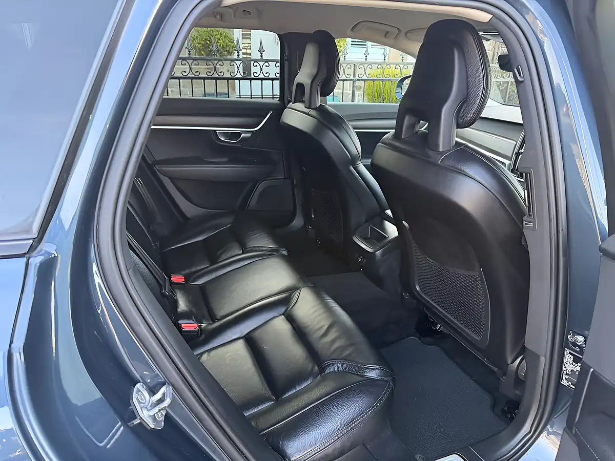 Used 2017 Volvo V90 Cross Country Powerpulse Pro Denim Blue - Interior and Exterior details 14