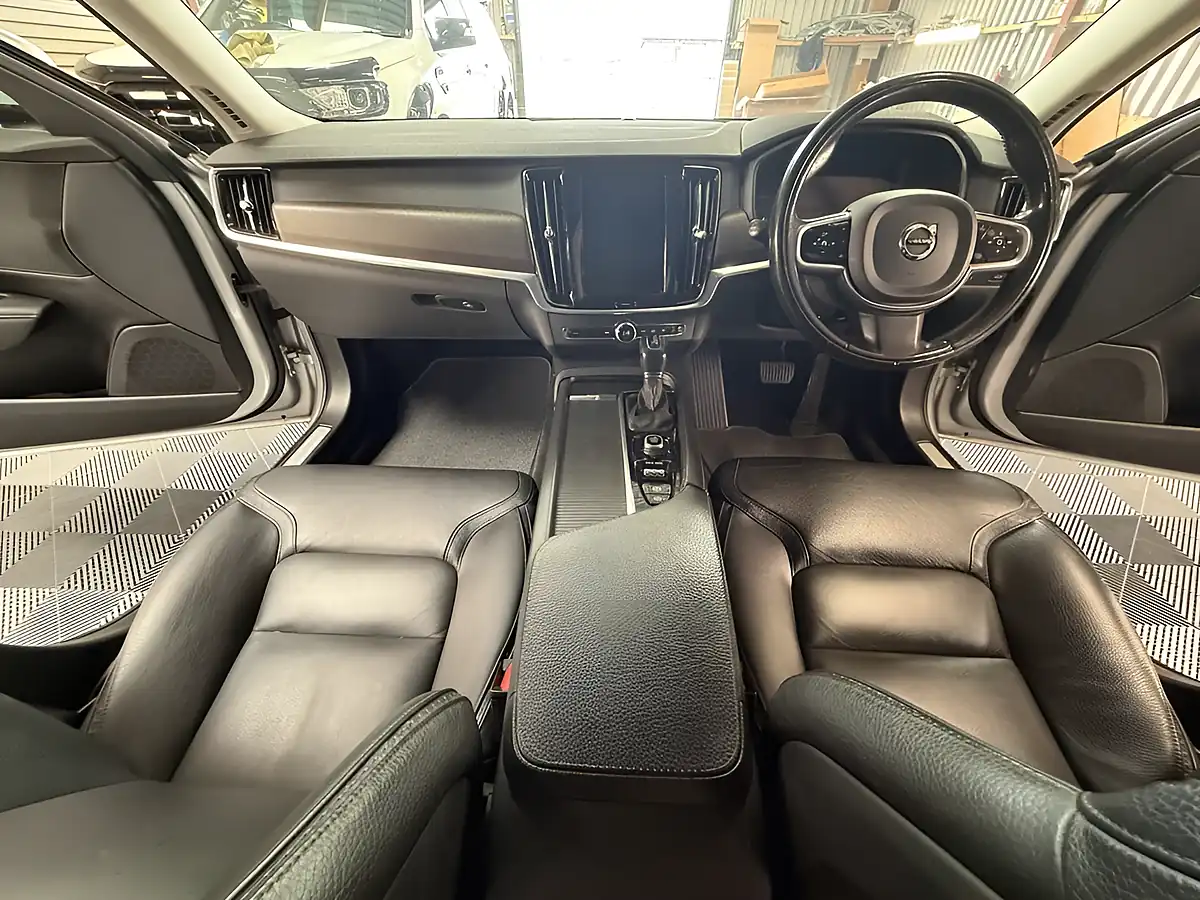 Used 2017 Volvo V90 Cross Country Pro Silver - Interior and Exterior details 9
