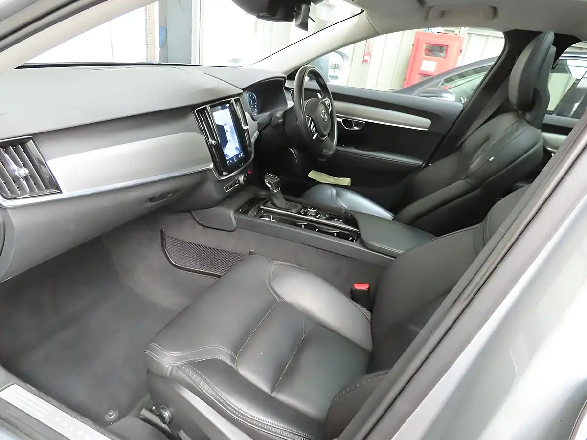 Used 2017 Volvo V90 Cross Country Silver - Interior and Exterior details 6
