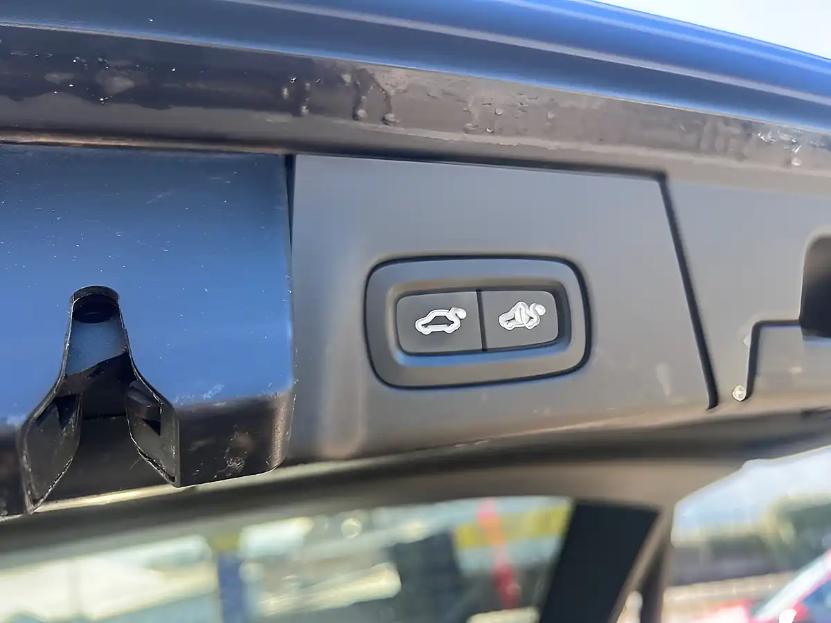 Used 2017 Volvo V90 Inscription Blue - Interior and Exterior details 15