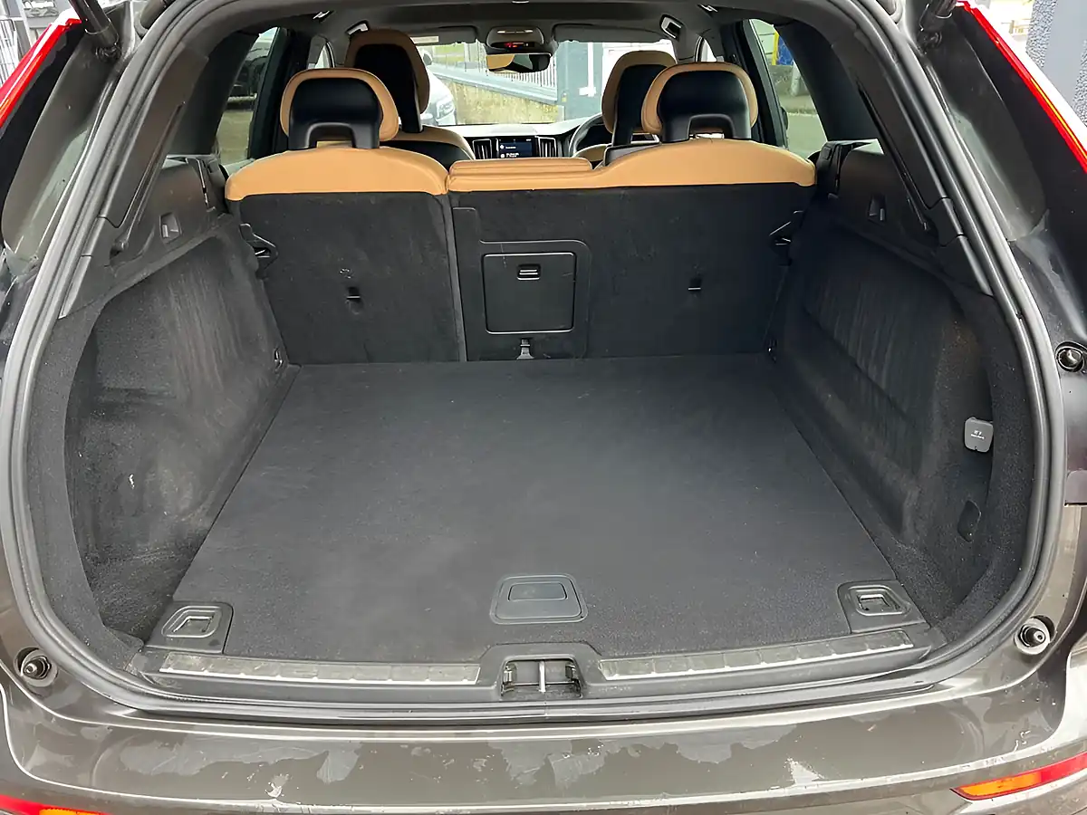 Used 2017 Volvo XC60 Momentum Pro Pine Grey - Interior and Exterior details 12
