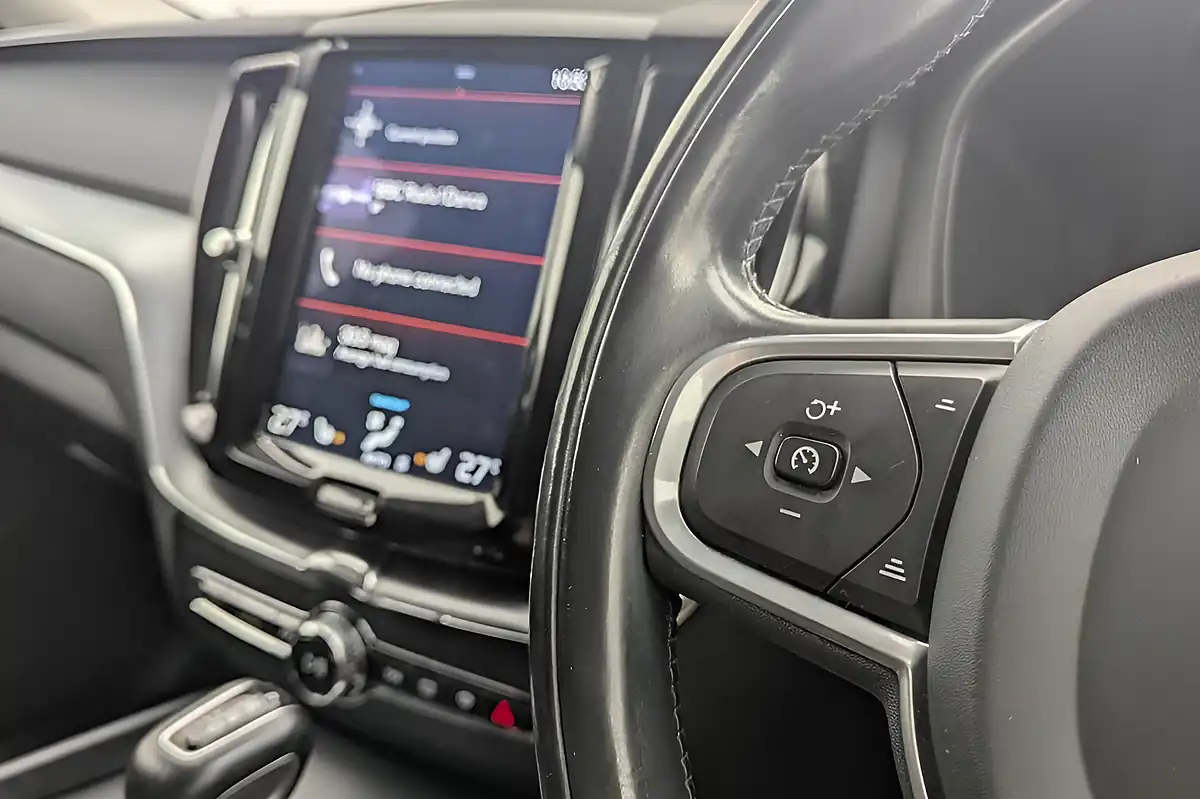Used 2017 Volvo XC60 Momentum Pro White - Interior and Exterior details 11
