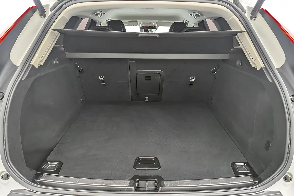 Used 2017 Volvo XC60 Momentum Pro White - Interior and Exterior details 17