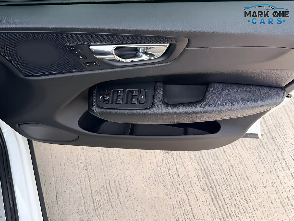 Used 2017 Volvo XC60 Momentum White - Interior and Exterior details 16