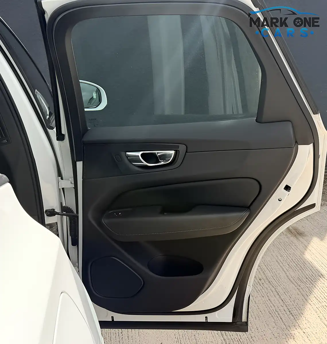 Used 2017 Volvo XC60 Momentum White - Interior and Exterior details 17