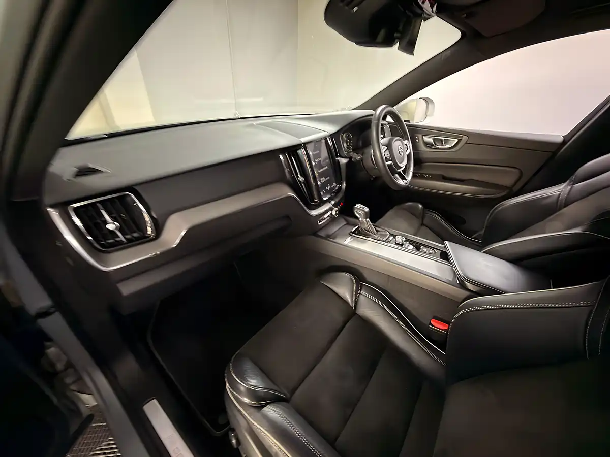 Used 2017 Volvo XC60 R-Design Electric Silver - Interior and Exterior details 10