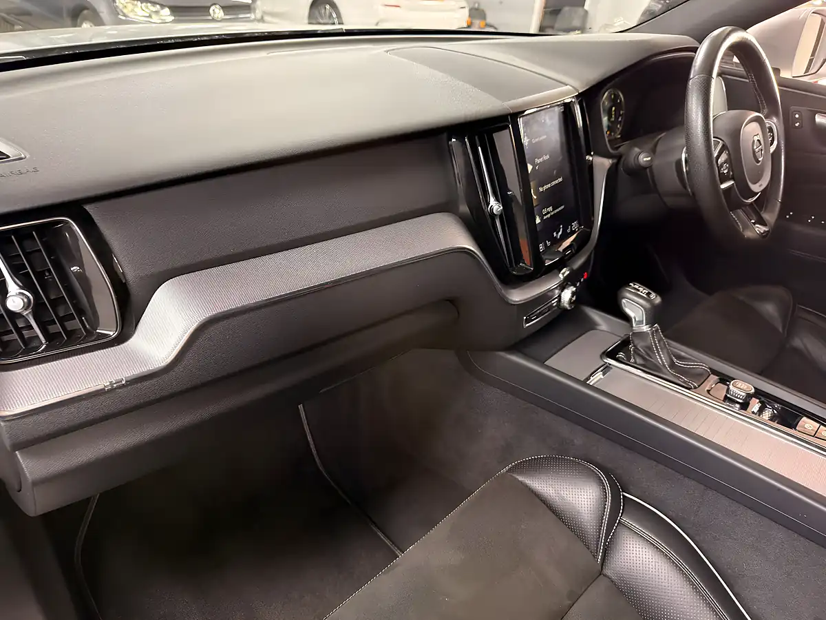 Used 2017 Volvo XC60 R-Design Electric Silver - Interior and Exterior details 11