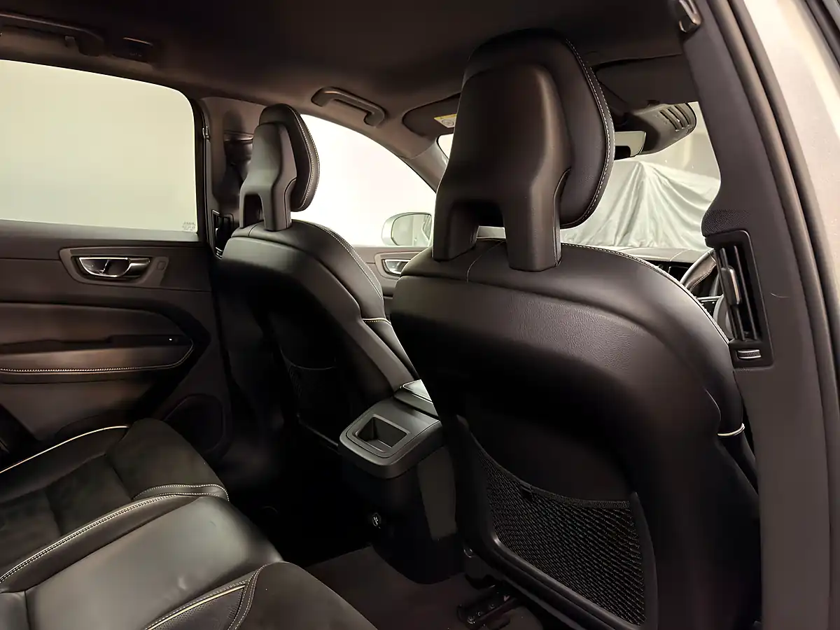 Used 2017 Volvo XC60 R-Design Electric Silver - Interior and Exterior details 12