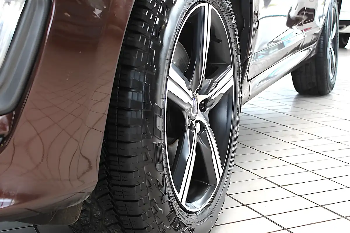 Used 2017 Volvo XC60 R-Design Lux Nav Rich Java (bronze) - Interior and Exterior details 6