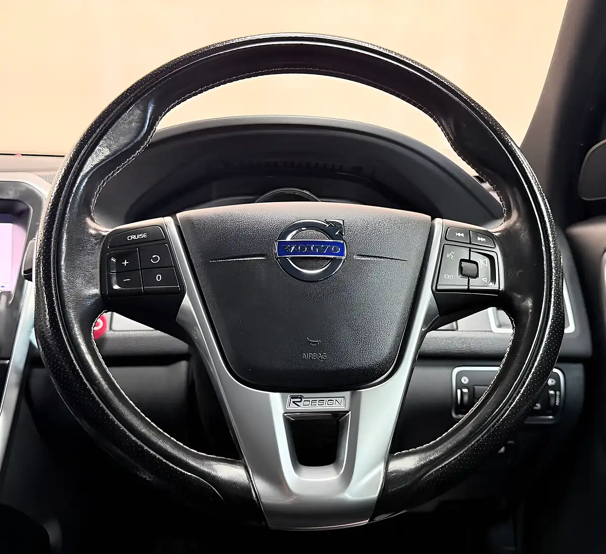 Used 2017 Volvo XC60 R-Design Nav Onyx Black - Interior and Exterior details 8