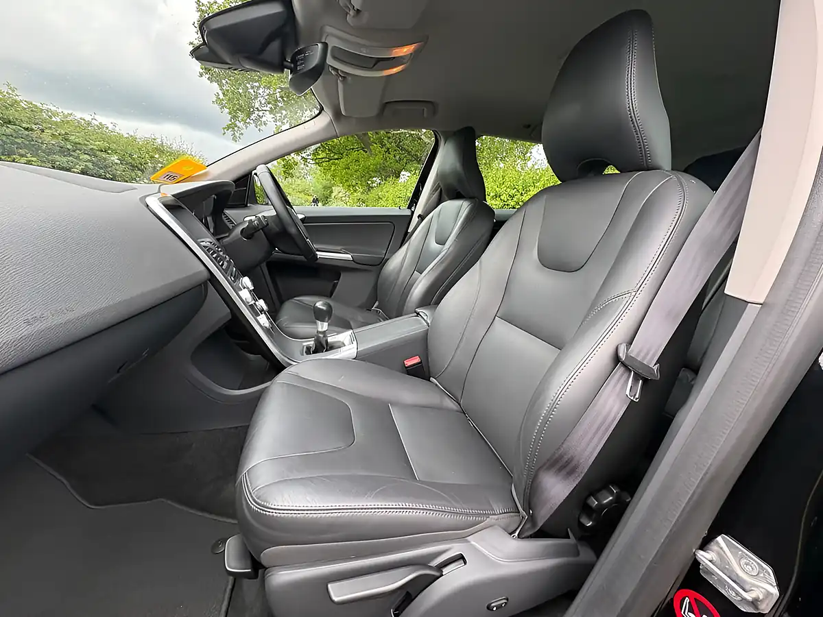 Used 2017 Volvo XC60 Se Lux Nav Black - Interior and Exterior details 14