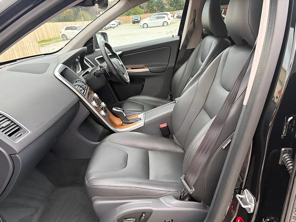 Used 2017 Volvo XC60 Se Lux Nav Black - Interior and Exterior details 14