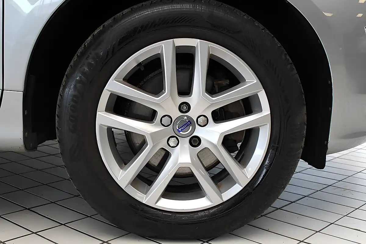 Used 2017 Volvo XC60 Se Lux Nav Electric Silver - Interior and Exterior details 12