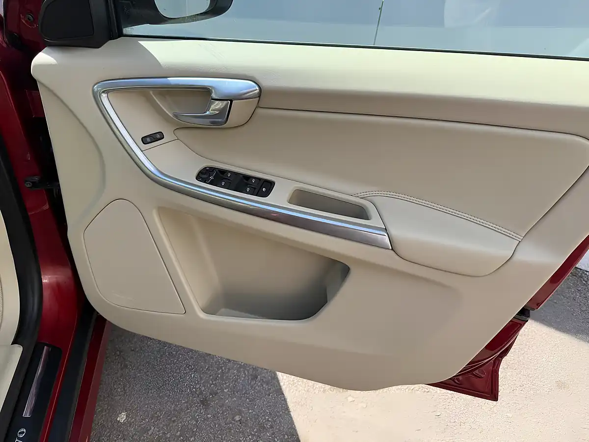 Used 2017 Volvo XC60 Se Lux Nav Flamenco Red - Interior and Exterior details 16
