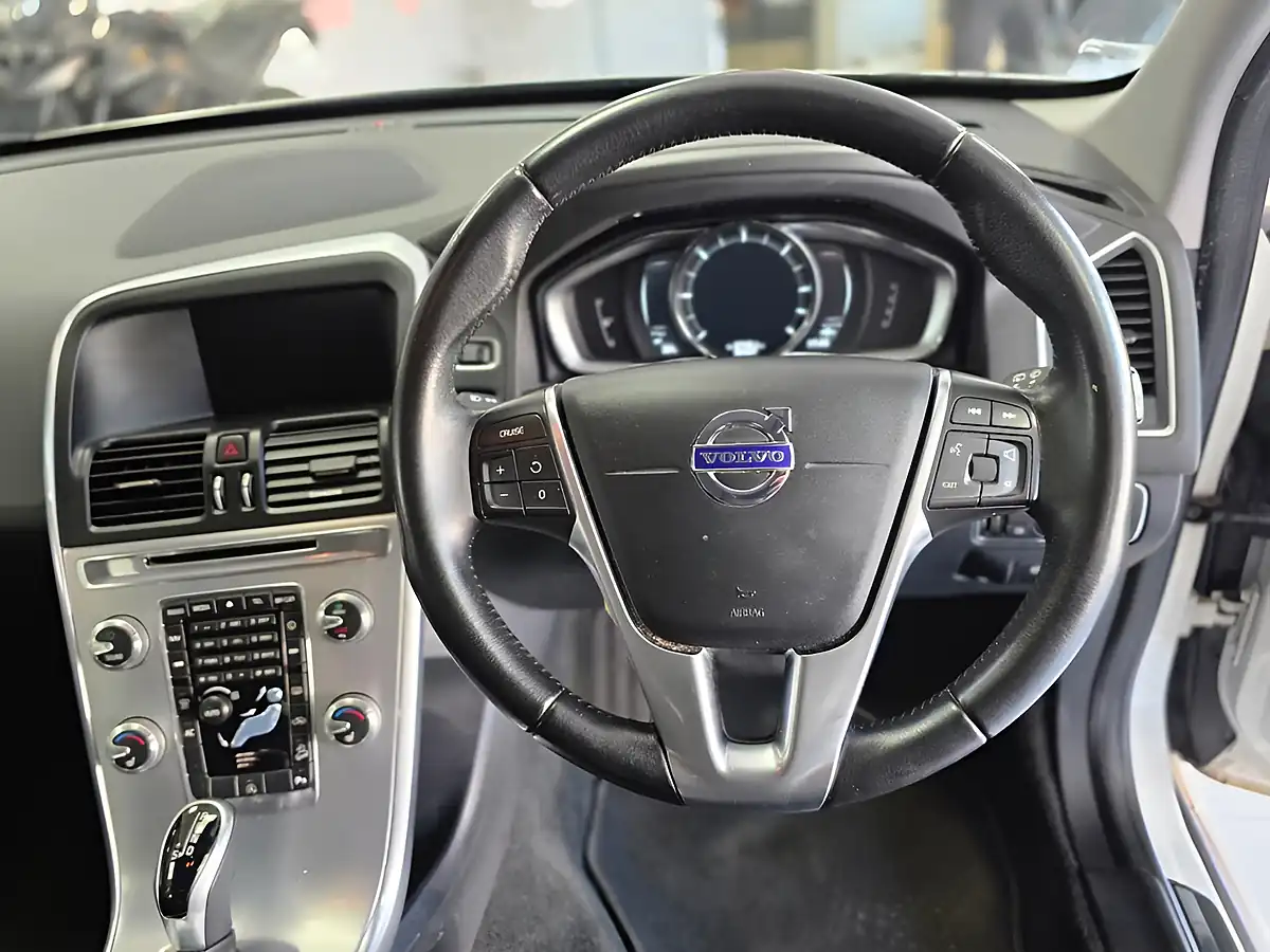 Used 2017 Volvo XC60 Se Lux Nav White - Interior and Exterior details 10