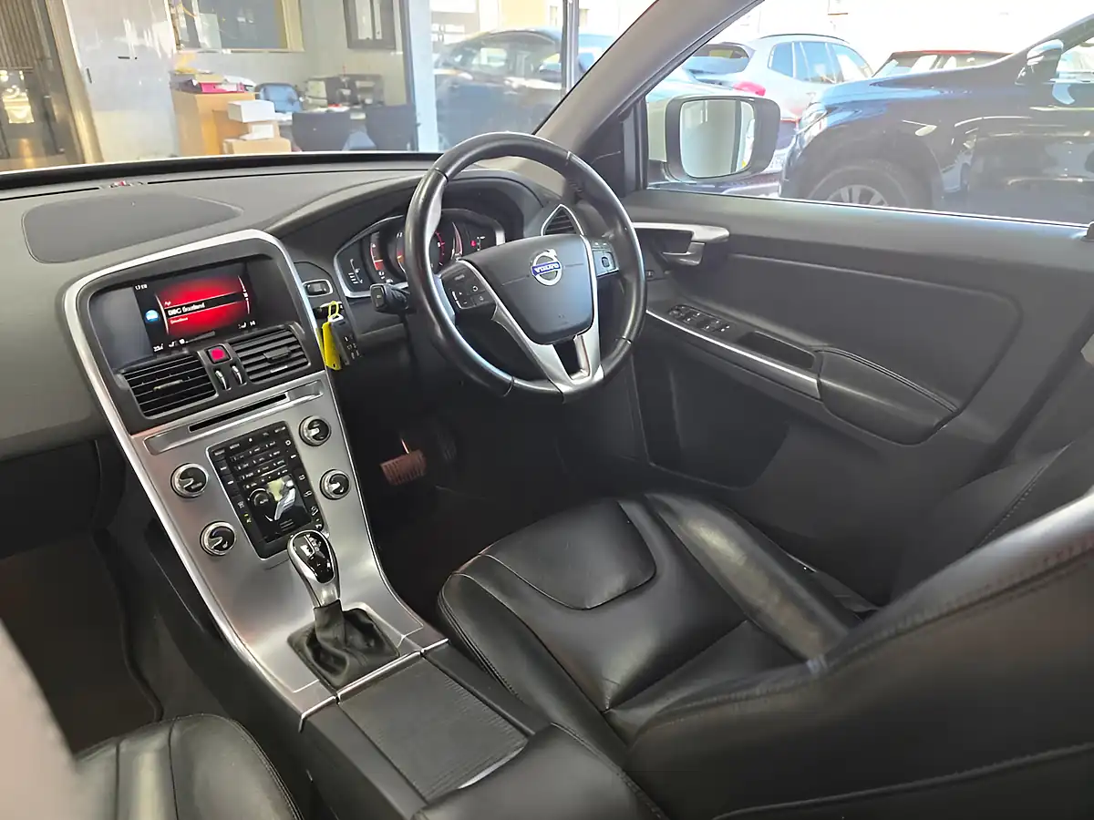 Used 2017 Volvo XC60 Se Lux Nav White - Interior and Exterior details 13