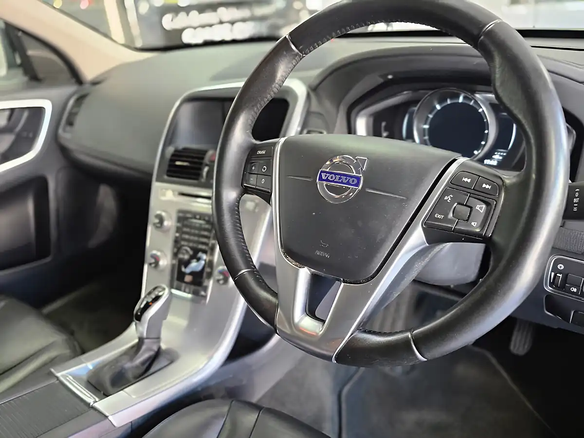 Used 2017 Volvo XC60 Se Lux Nav White - Interior and Exterior details 7