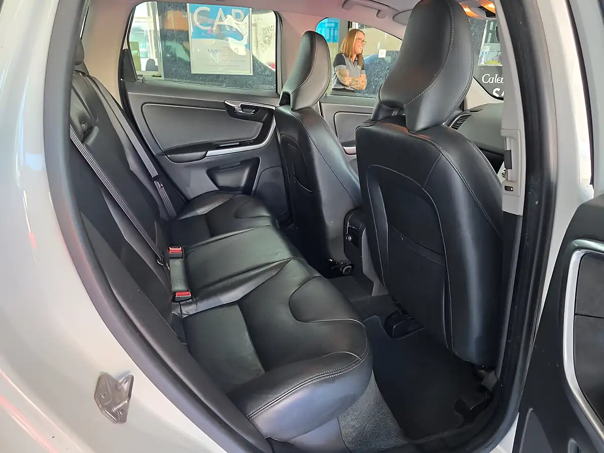 Used 2017 Volvo XC60 Se Lux Nav White - Interior and Exterior details 9