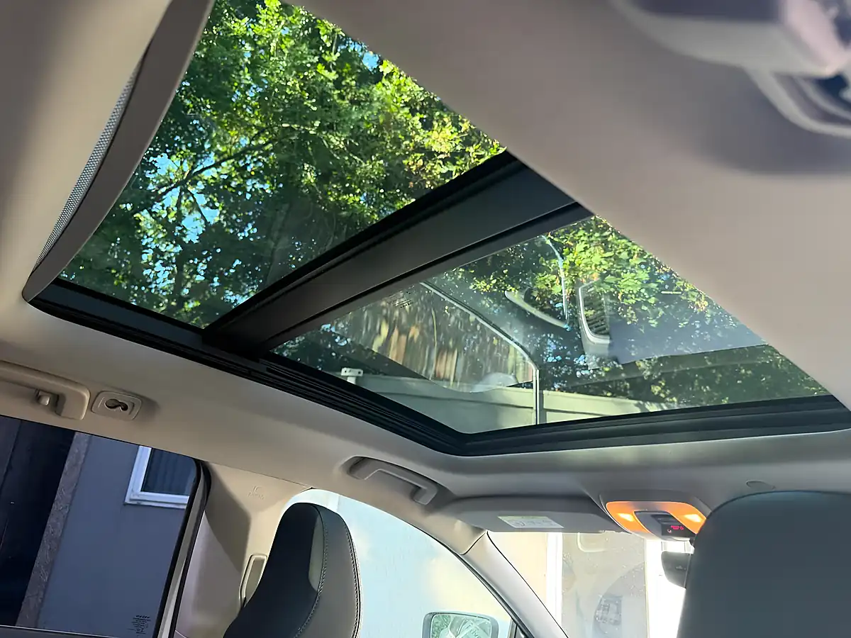 Used 2017 Volvo XC60 Se Lux Nav White - Interior and Exterior details 3