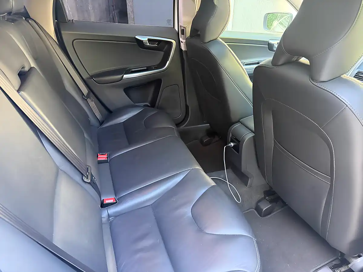 Used 2017 Volvo XC60 Se Lux Nav White - Interior and Exterior details 4