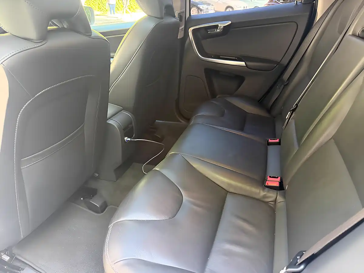 Used 2017 Volvo XC60 Se Lux Nav White - Interior and Exterior details 8